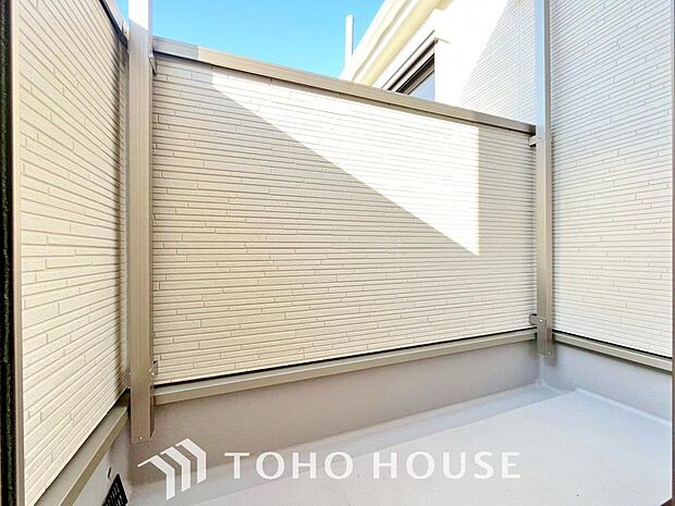 頬をなでる優しい風を感じることが出来るバルコニー。つい深呼吸をしたくなる気持ちの良い眺望です。