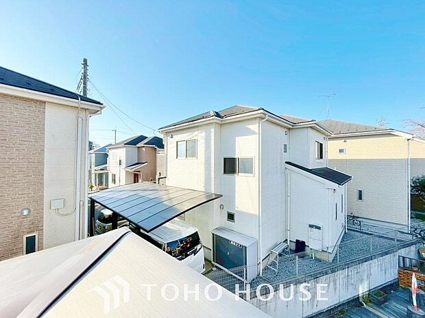 星空が地上に映りこむかのような夜景のきらめきまで、この街ならではの美しい風景の物語が室内に展開。