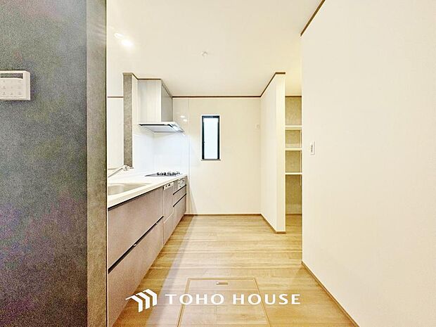 作業しやすいゆとりあるシステムキッチン。シンプルな配色で飽きずに使い続けることができます。