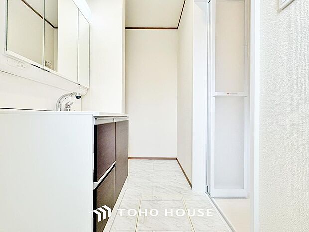 お家の中でも特にプライベートスペースとなる洗面所は、洗濯場所と浴室を同じ空間でまとめております。