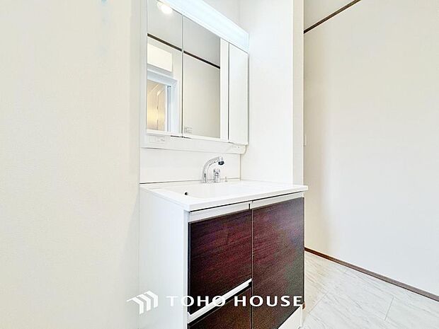 シンプルだからこそ使いやすい。スタンダードなデザインの洗面ボウルは清潔感あるオフホワイトです。