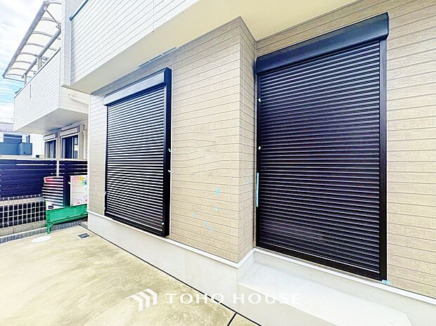 防犯機能のシャッターを完備しております。女性のチカラでも開閉が可能ですのでラクラクな所も便利です。