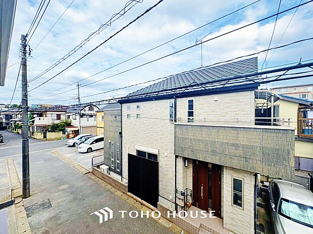 頬をなでる優しい風を感じることが出来るバルコニー。つい深呼吸をしたくなる気持ちの良い眺望です。