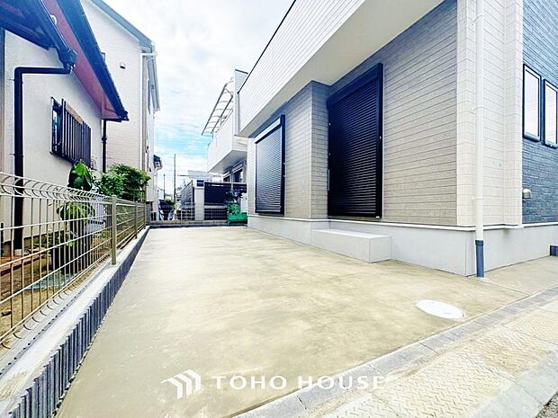 ゆったりとした駐車スペースを確保いたしましたので、大きめのお車でも駐車可能です。