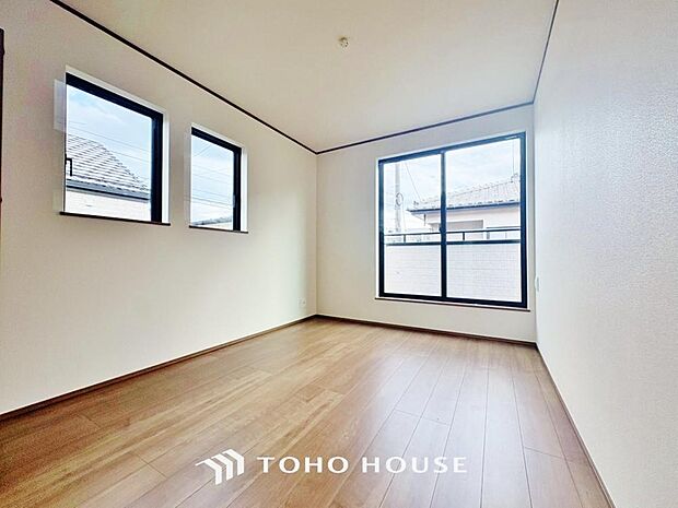 快適な光を取り入れ、心地よい風を取り入れます。収納スペースもあり、生活しやすい居住スペースです。