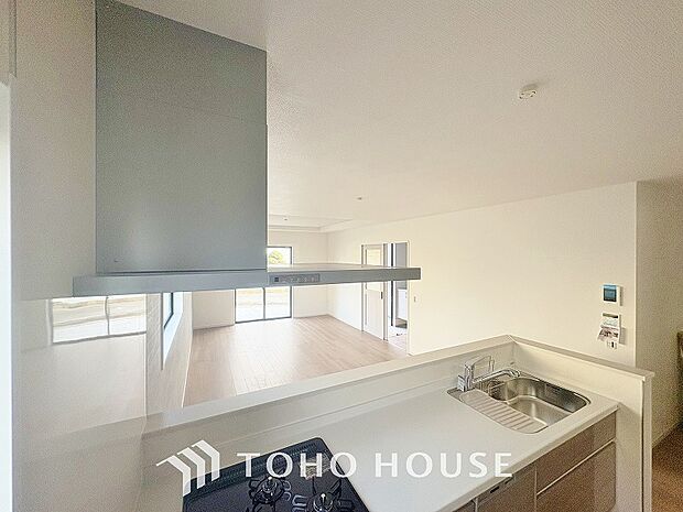 流行りのスリムタイプレンジフード。スタイリッシュな見た目はインテリアとしても高い人気がある型です。