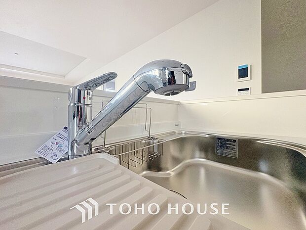 ワンタッチで浄水と原水と切り替えできる、見た目にもスマートな浄水器一体型の水栓。