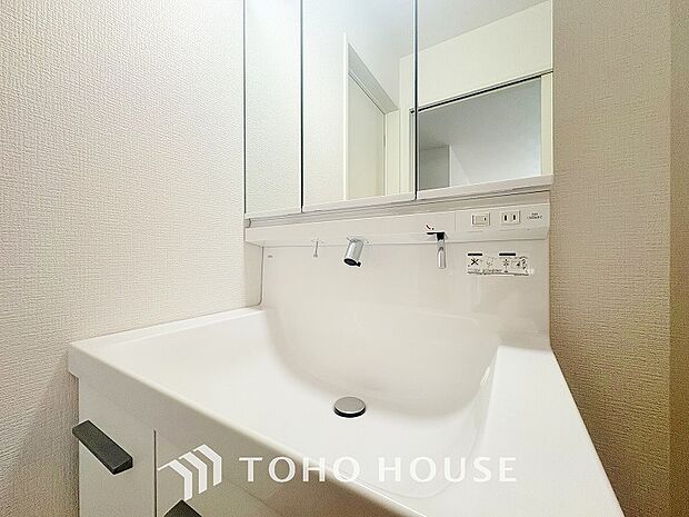 シンプルだからこそ使いやすい。スタンダードなデザインの洗面ボウルは清潔感あるオフホワイトです。