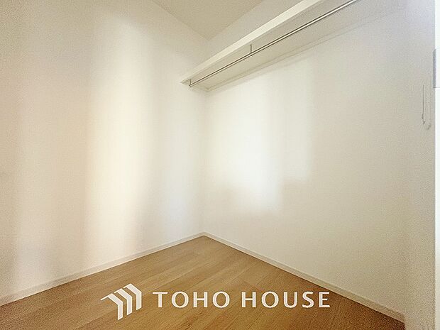 ウォークインクローゼットは洋服だけでなく、帽子や鞄などの小物もまとめて収納できるのが嬉しいですよね。