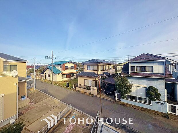 星空が地上に映りこむかのような夜景のきらめきまで、この街ならではの美しい風景の物語が室内に展開。