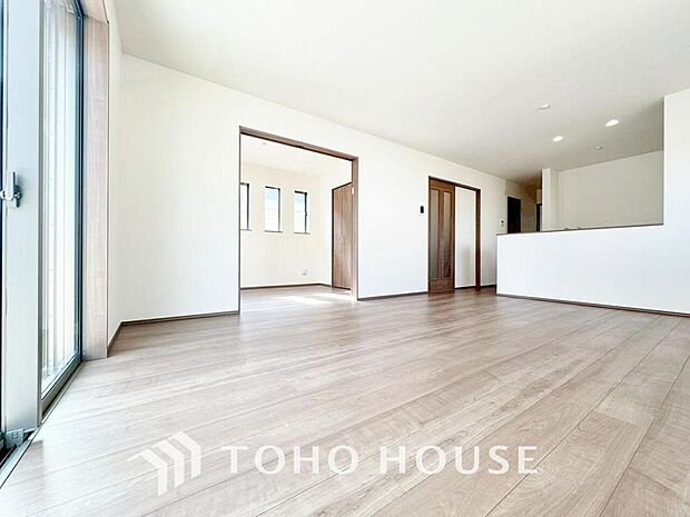 リビングも広く設け、訪れる人々を暖かく迎えてくれます。