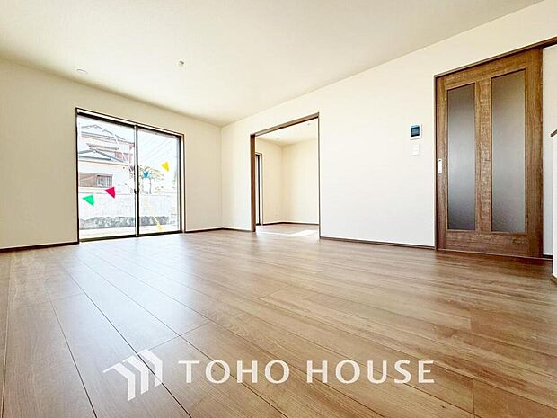 ご家族の集うリビングは明るいクロスとバルコニーから入る光で会話が弾む憩いの場。