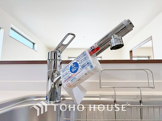 ワンタッチで浄水と原水と切り替えできる、見た目にもスマートな浄水器一体型の水栓。