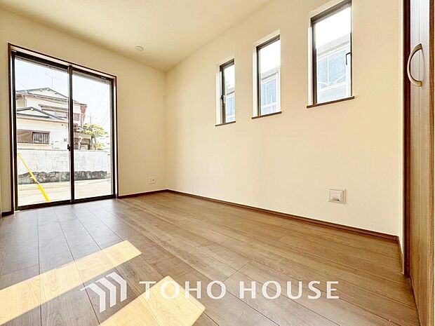 清潔感あるホワイトの壁紙。毎日の生活を少しでも快適に過ごして頂ける様、飽きのこない雰囲気が大切です。