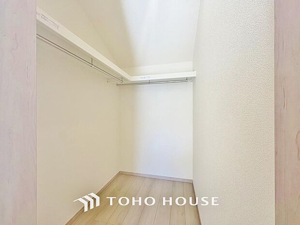奥行きあるクローゼットを採用。衣装ケースや、掃除機といった物を収納できるような造りになっております。