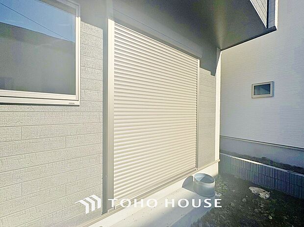 防犯機能のシャッターを完備しております。寒い冬でも中から開閉が可能ですのでラクラクな所も便利です。