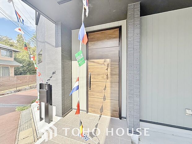 毎日みんなを見送り、そして迎え入れる場所だから。帰りたくなる家をテーマに設計した、自慢の玄関です。