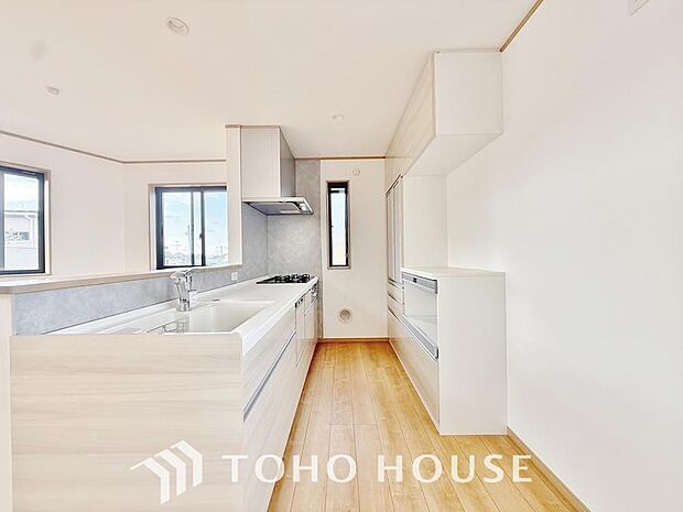 夫婦そろってキッチンに立っても調理がしやすく余裕の広さ。家事をしながら会話も弾みます。