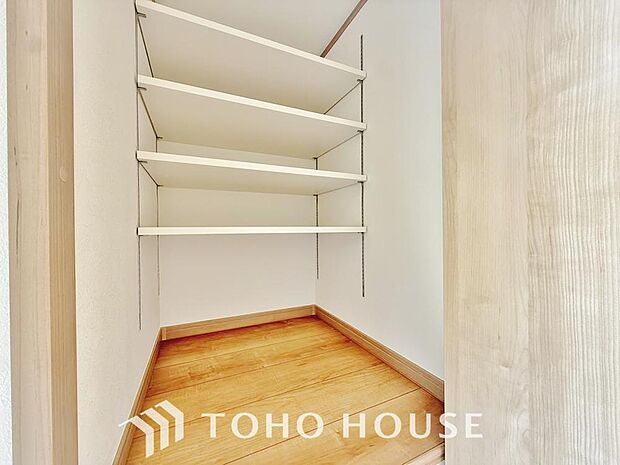 奥行きあるクローゼットを採用。衣装ケースや、掃除機といった物を収納できるような造りになっております。