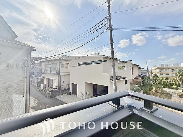 星空が地上に映りこむかのような夜景のきらめきまで、この街ならではの美しい風景の物語が室内に展開。