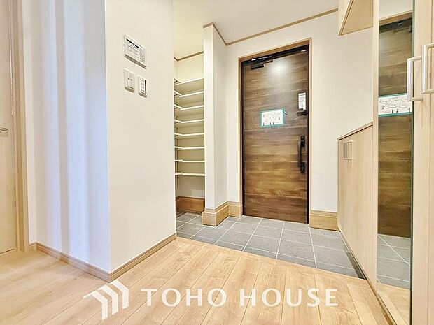 毎日みんなを見送り、そして迎え入れる場所だから。帰りたくなる家をテーマに設計した、自慢の玄関です。