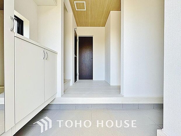 毎日みんなを見送り、そして迎え入れる場所だから。帰りたくなる家をテーマに設計した、自慢の玄関です。