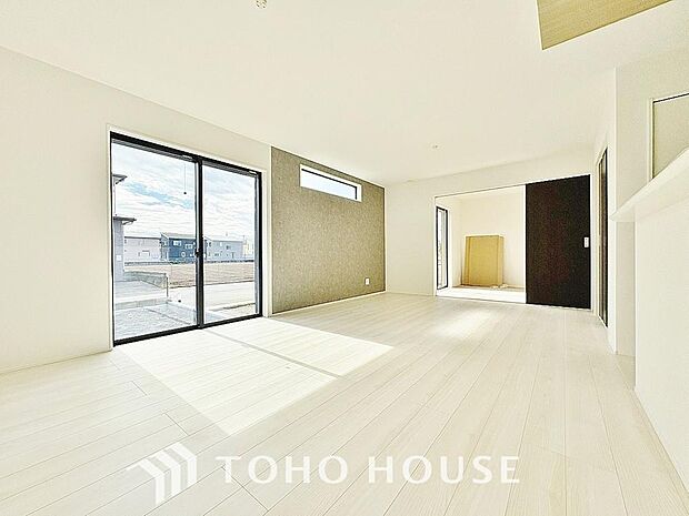 忙しい朝でも、しっかり家族が揃って食事をして頂けるゆとりある大きさのダイニングスペース。