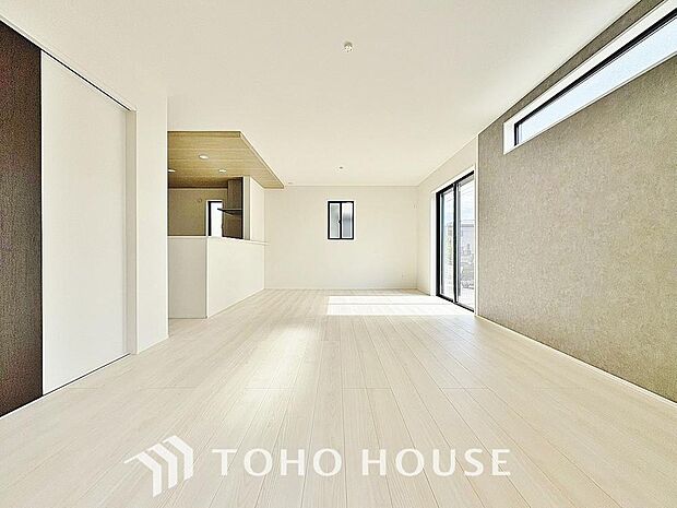 光と風があふれる開放的なリビングダイニングには自然と家族みんなが集まってきます。