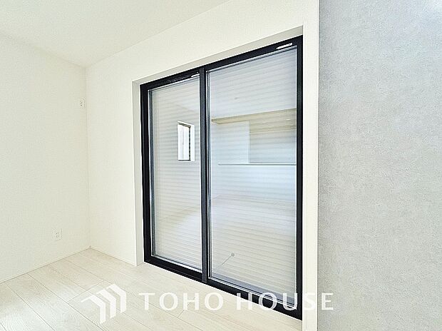 防犯機能のシャッターを完備しております。寒い冬でも中から開閉が可能ですのでラクラクな所も便利です。