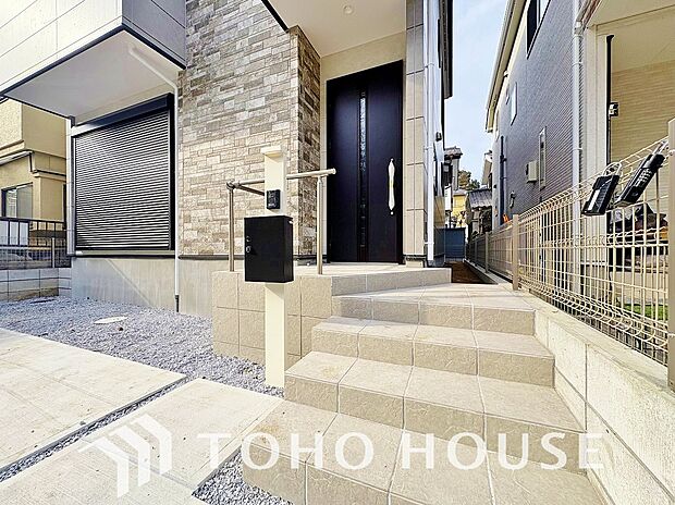 毎日みんなを見送り、そして迎え入れる場所だから。帰りたくなる家をテーマに設計した、自慢の玄関です。