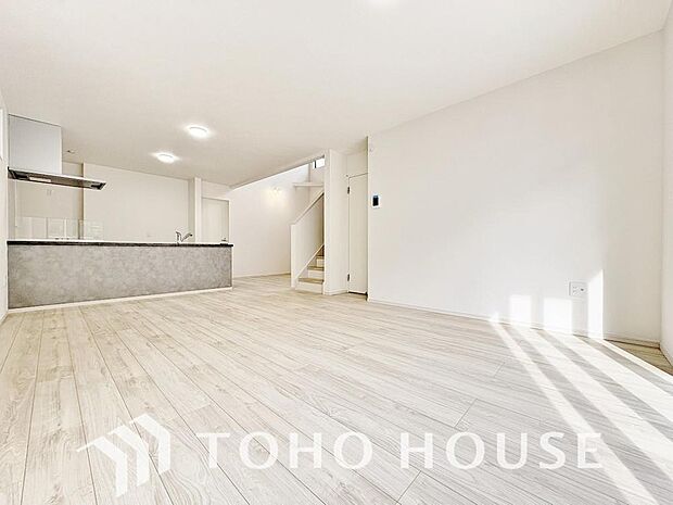 忙しい朝でも、しっかり家族が揃って食事をして頂けるゆとりある大きさのダイニングスペース。