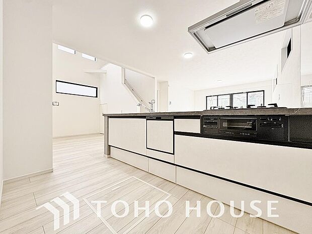 システムキッチンの収納は上から中が見やすいスライド式収納。少しの力で開閉出来て整理整頓出来ます。