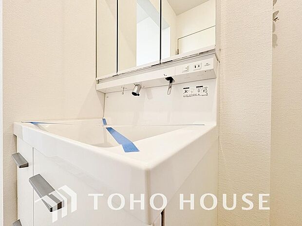 身だしなみのチェックがしやすい大きな鏡、下には収納がたっぷり。スッキリとした空間を演出いたします。