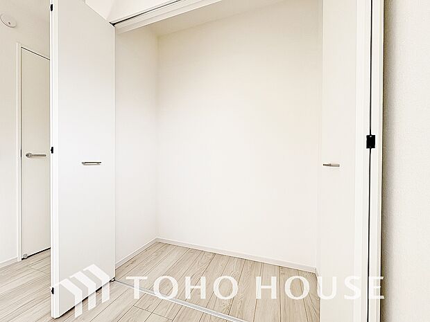 居室にはクローゼットを完備し、自由度の高い家具の配置が叶うシンプルな空間です。