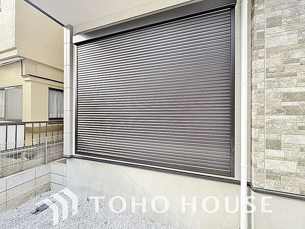防犯機能のシャッターを完備しております。女性のチカラでも開閉が可能ですのでラクラクな所も便利です。
