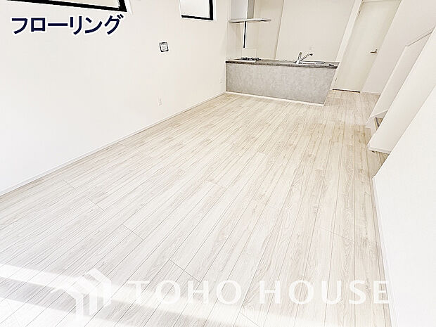 床をフローリングにすることで、お洒落かつ木目の温かみを感じる落ち着いた空間へと仕上げる事ができます。