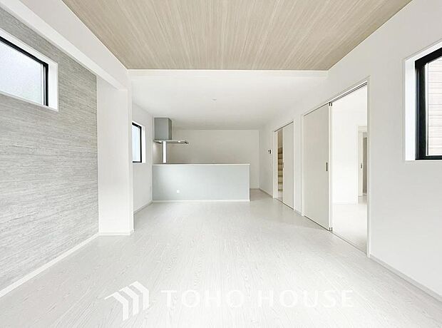 リビングも広く設け、訪れる人々を暖かく迎えてくれます。