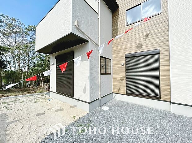 防犯機能のシャッターを完備しております。寒い冬でも中から開閉が可能ですのでラクラクな所も便利です。