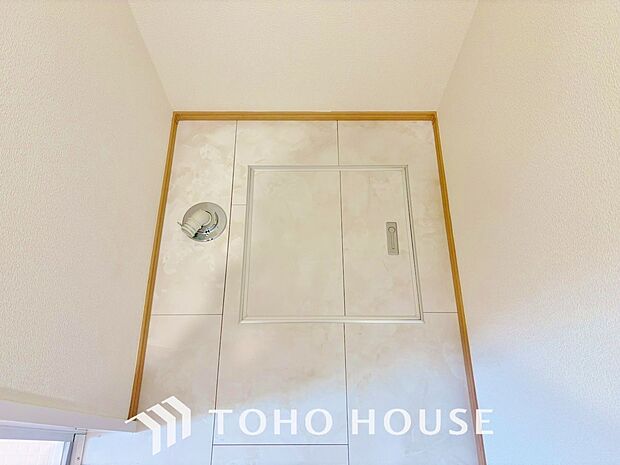 脱衣所内に洗濯機を置けるスペースを確保！ご家族のお洗濯物を洗う際にも大容量の洗濯機を置けて便利です。