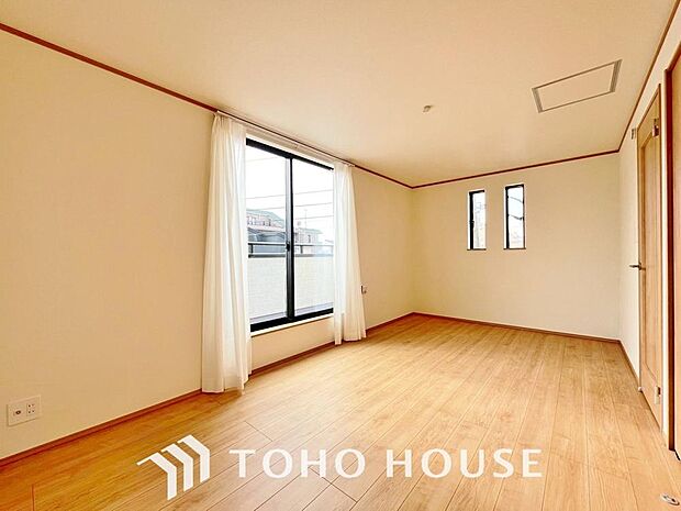 清潔感あるホワイトの壁紙。毎日の生活を少しでも快適に過ごして頂ける様、飽きのこない雰囲気が大切です。