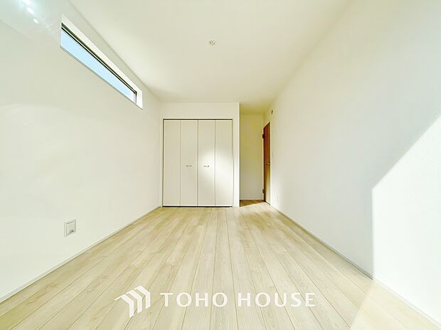 清潔感あるホワイトの壁紙。毎日の生活を少しでも快適に過ごして頂ける様、飽きのこない雰囲気が大切です。