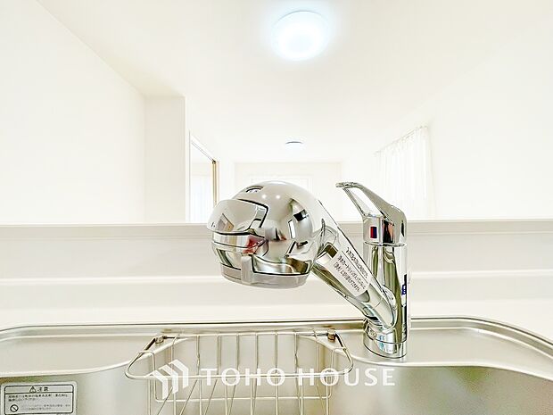 ワンタッチで浄水と原水と切り替えできる、見た目にもスマートな浄水器一体型の水栓。