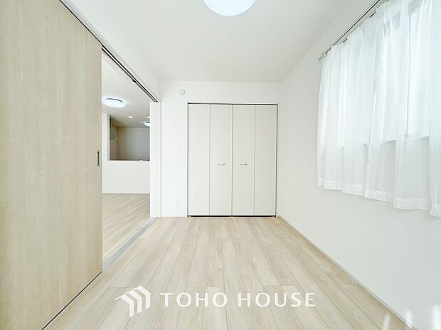 明るい色のフローリングと白いクロスが光を反射して更なる採光を生みます。