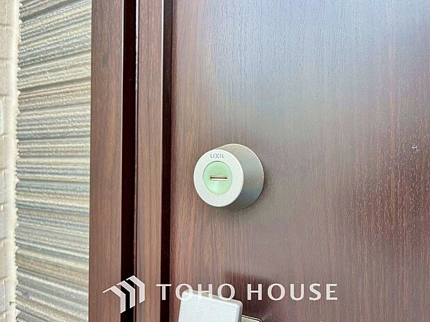 ダブルロックを採用した玄関ドア。鍵を増やすことで鍵開けに時間をかける事ができ防犯面で効果的です。