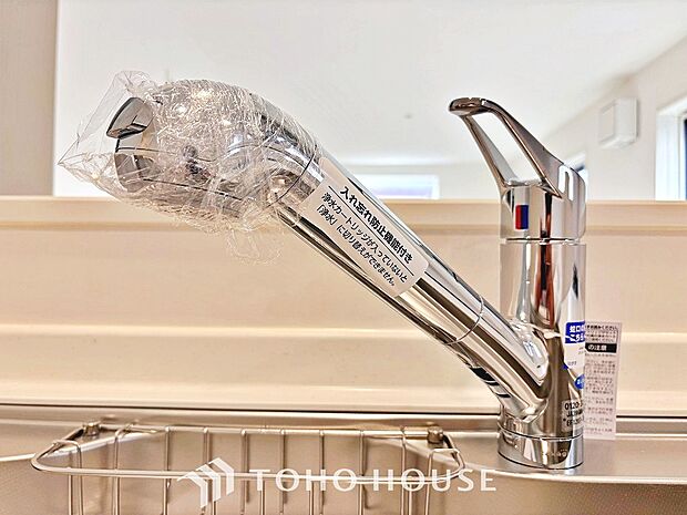 ワンタッチで浄水と原水と切り替えできる、見た目にもスマートな浄水器一体型の水栓。