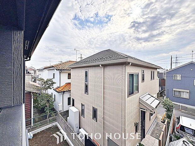 星空が地上に映りこむかのような夜景のきらめきまで、この街ならではの美しい風景の物語が室内に展開。