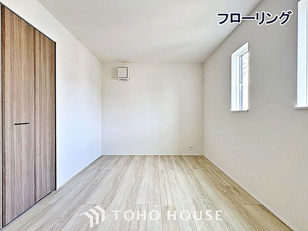 床をフローリングにすることで、お洒落かつ木目の温かみを感じる落ち着いた空間へと仕上げる事ができます。