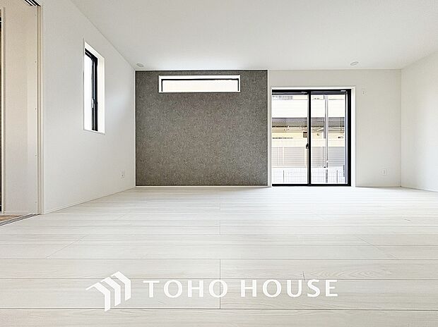クロスの一部に違う色や柄を取り入れ、単調になりがちなお部屋の雰囲気を変えるアクセントクロスを採用。
