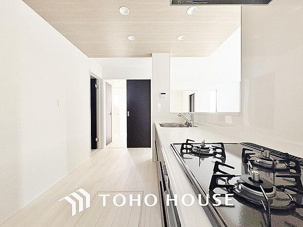 ご家族みんなで調理ができる位のスペースを実現したキッチン空間となっております。