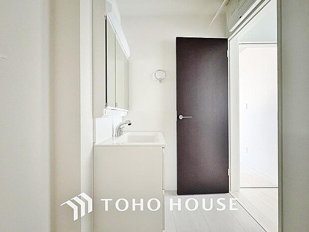 シンプルだからこそ使いやすい。スタンダードなデザインの洗面ボウルは清潔感あるオフホワイトです。